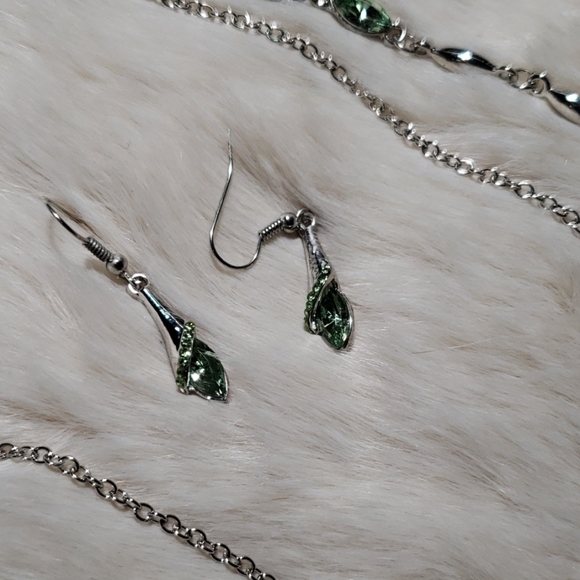 Earing, Necklace, Bracelet Set - Picture 3 of 6